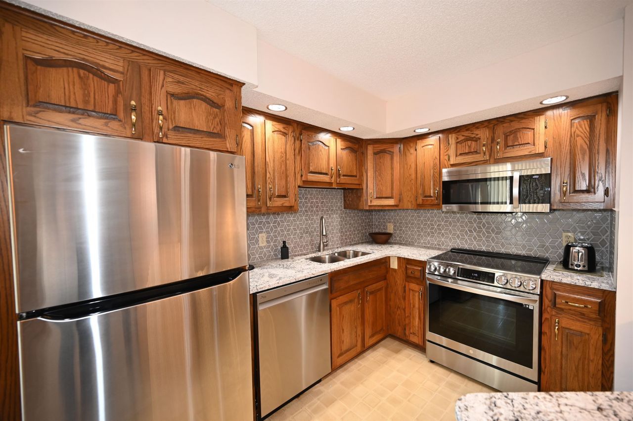 4290 Pinehurst Circle  Photo 6