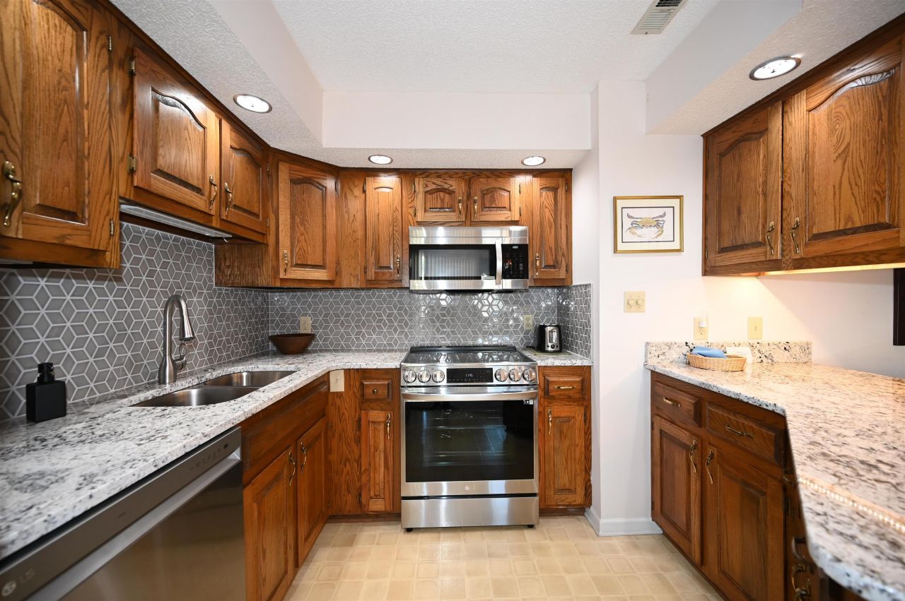 4290 Pinehurst Circle  Photo 7