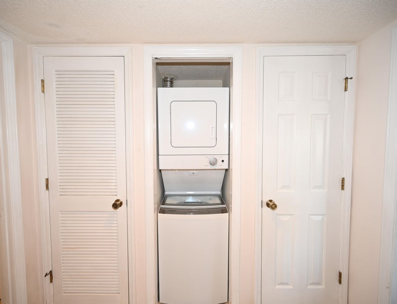 4290 Pinehurst Circle  Photo 9