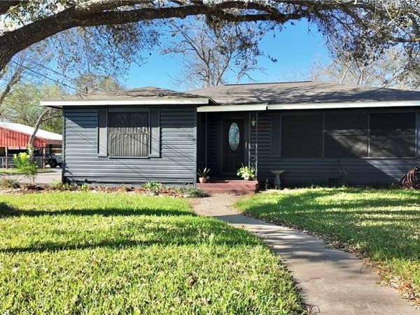 408 Walnut St , Yoakum, TX 77995