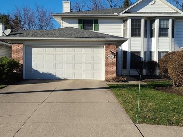 18040 Woodside N, Strongsville, OH 44149