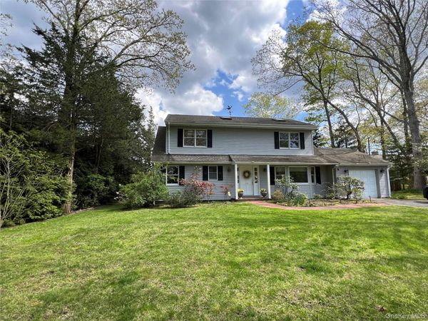 55 Leafy Way, Aquebogue, NY 11931