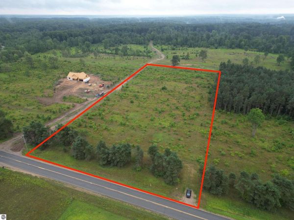 1 Kasson Road E, Maple City, MI 49664