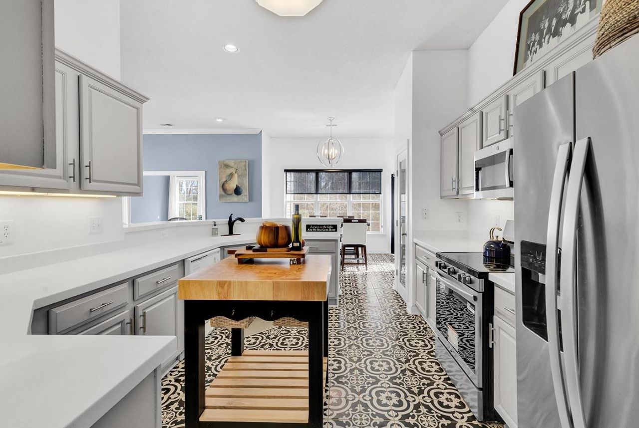 1183 N Blackmoor Dr. Photo 8