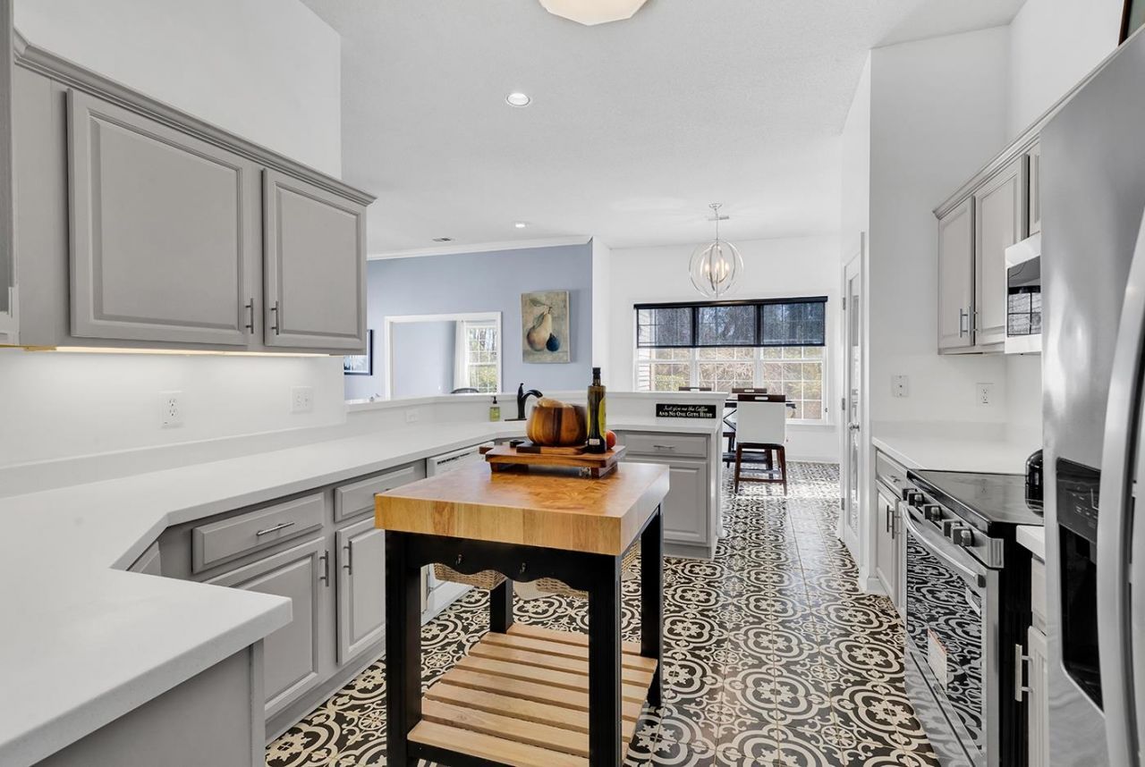 1183 N Blackmoor Dr. Photo 9