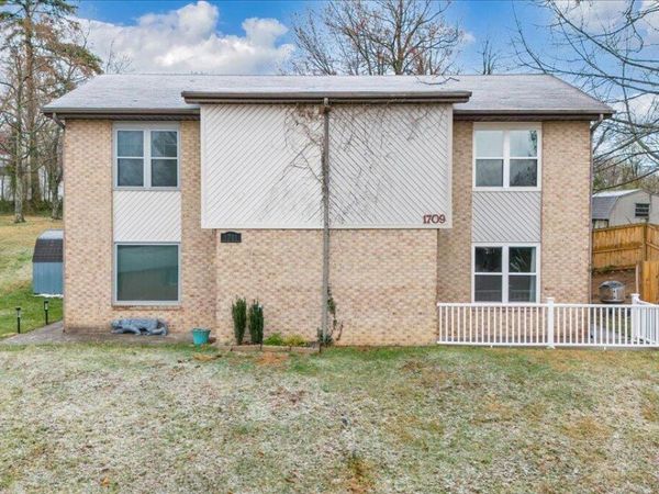 1709 Ellis CT, Salem, VA 24153