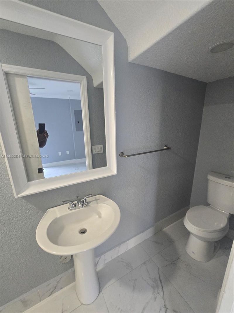 252 NE 212th Ter, Miami, FL 33179 Photo