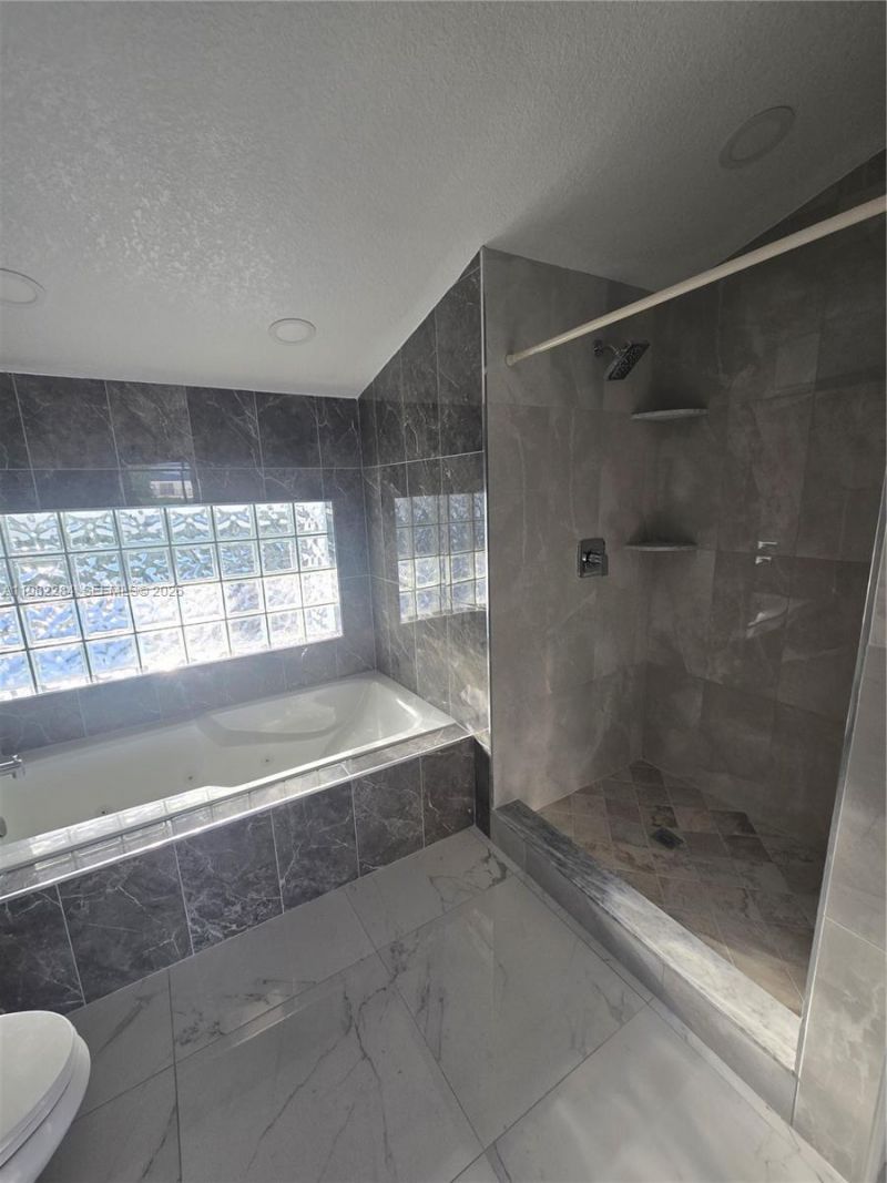 252 NE 212th Ter, Miami, FL 33179 Photo