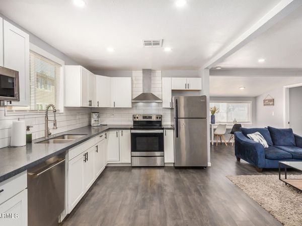 8915 N 9TH Place, Phoenix, AZ 85020