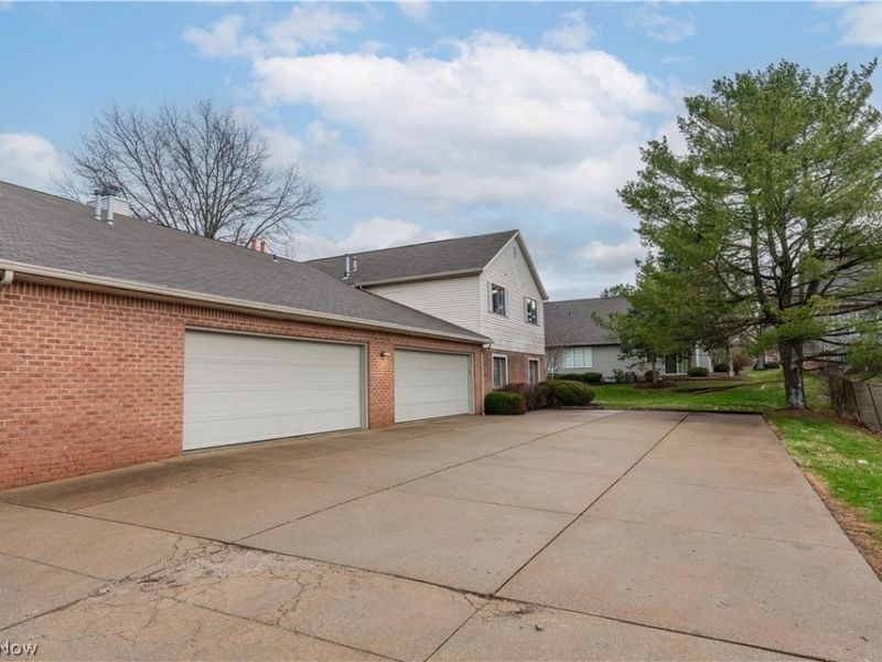 144 Holl Road NE, Unit B, North Canton, OH 44720 Photo 3