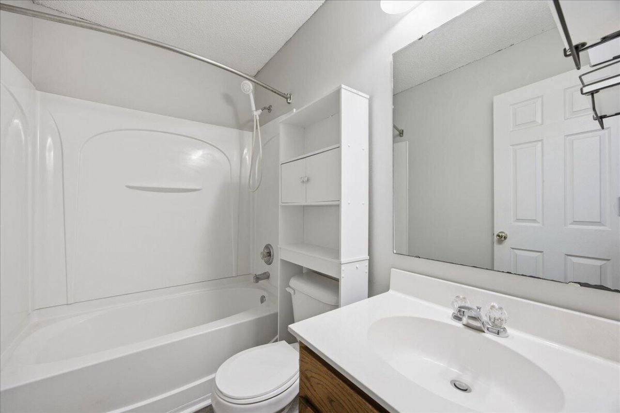 211 Border Road Photo 16