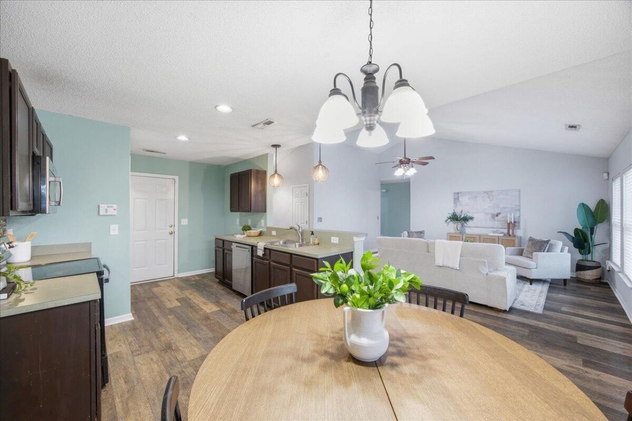 211 Border Road Photo 7