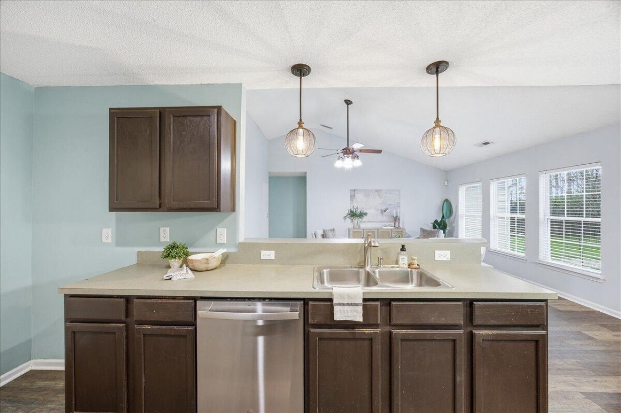 211 Border Road Photo 9