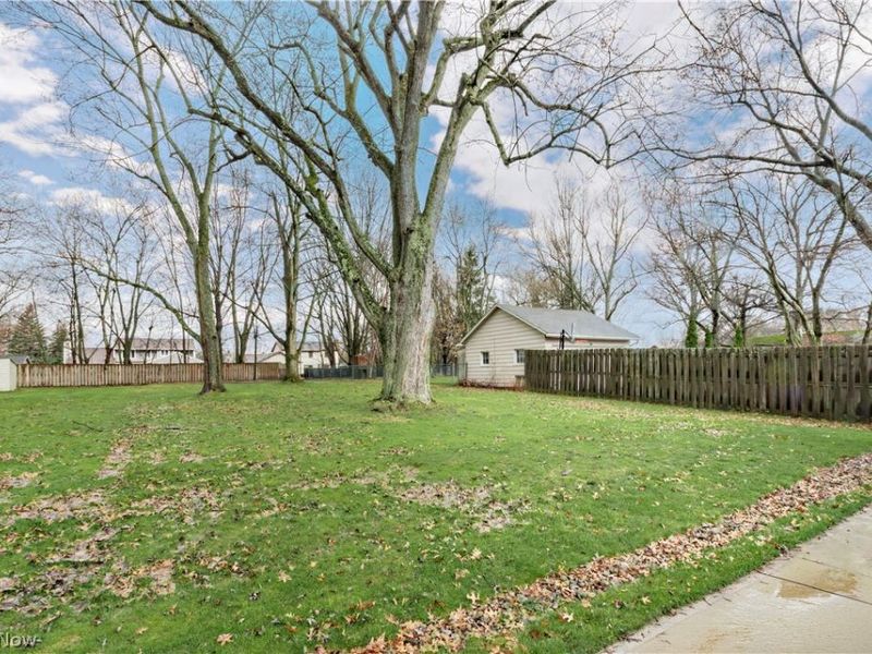 1608 Sunview Road, Lyndhurst, OH 44124 Photo 5