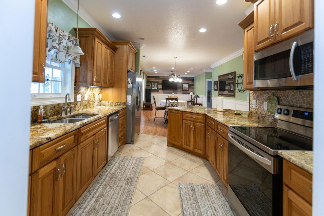 2750 Ole King St. Photo 10