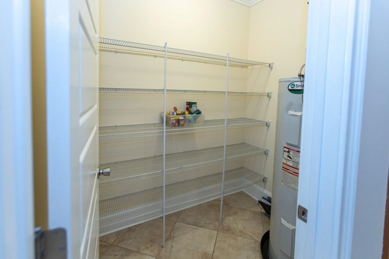 2750 Ole King St. Photo 11