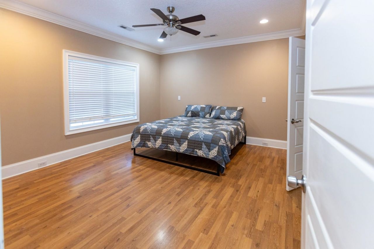 2750 Ole King St. Photo 12