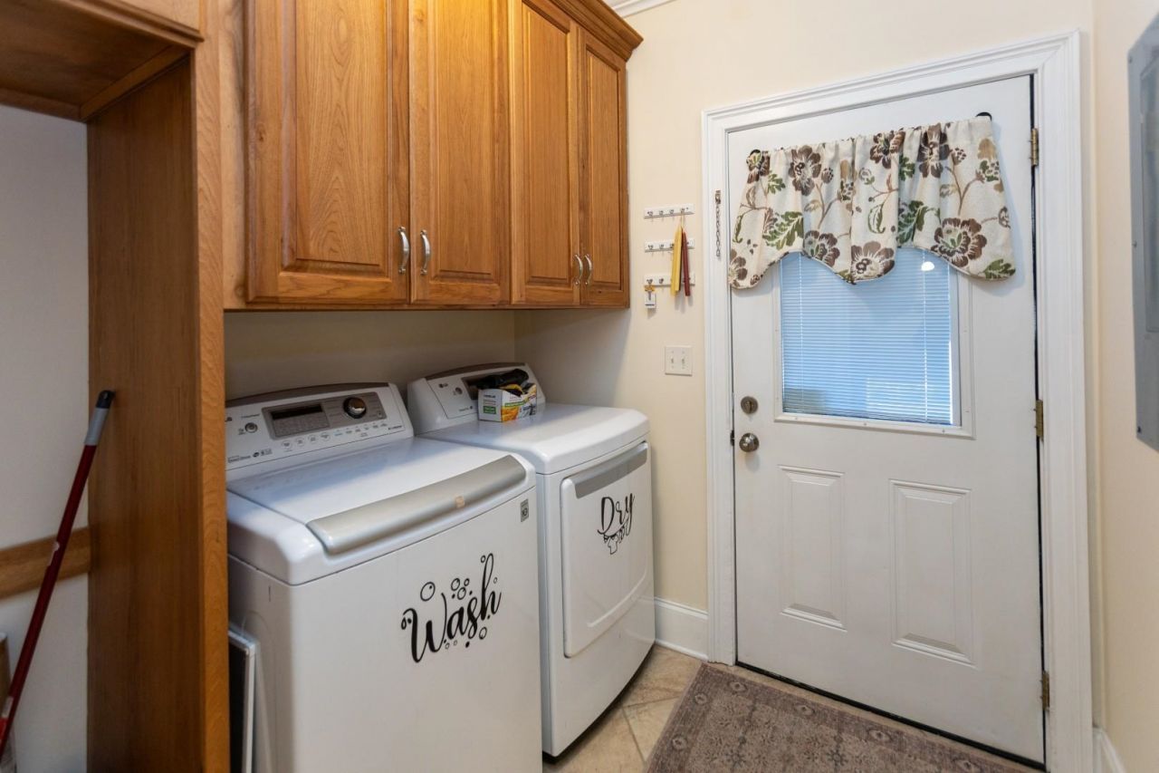 2750 Ole King St. Photo 22