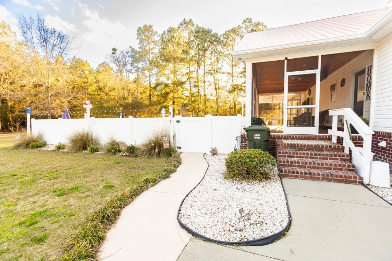 2750 Ole King St. Photo 24