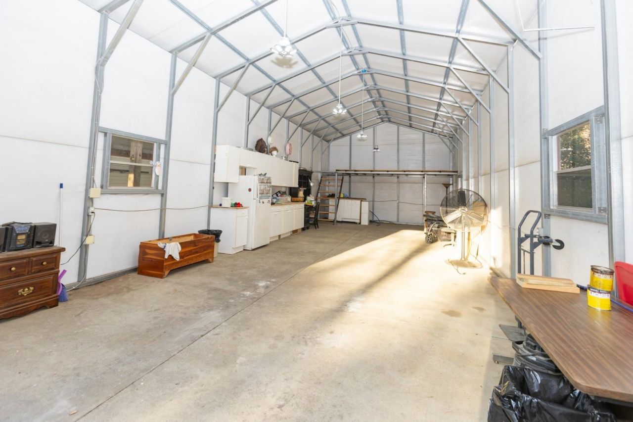 2750 Ole King St. Photo 32