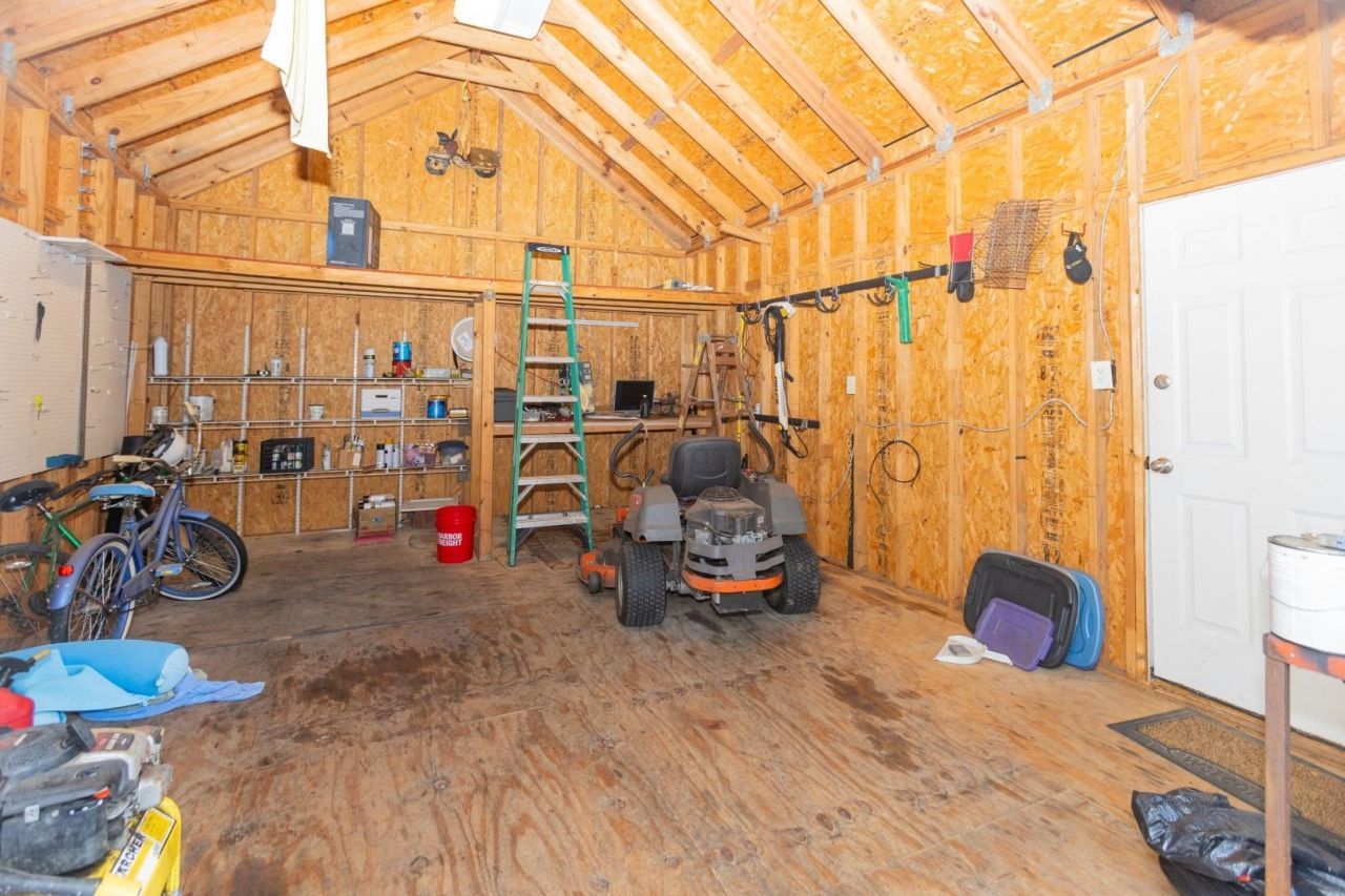 2750 Ole King St. Photo 33