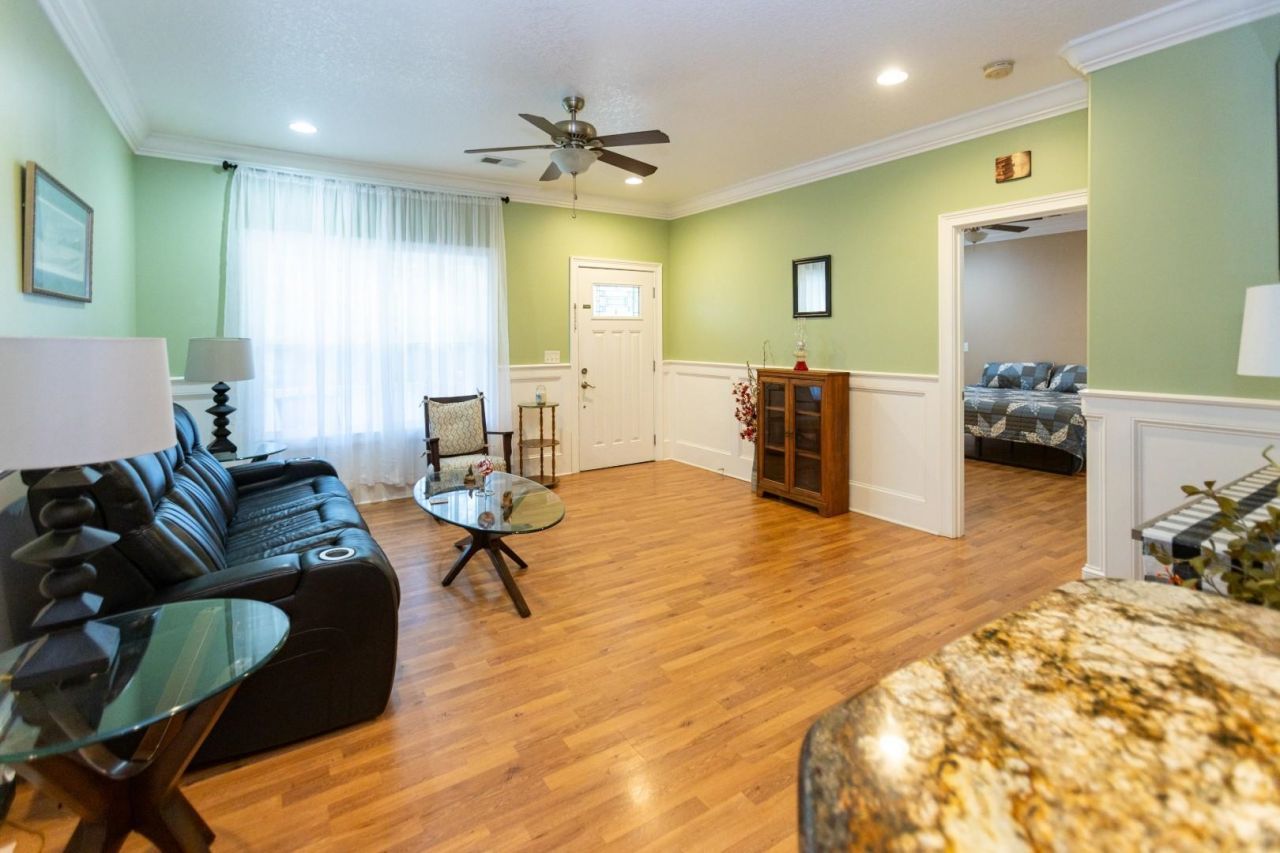 2750 Ole King St. Photo 4