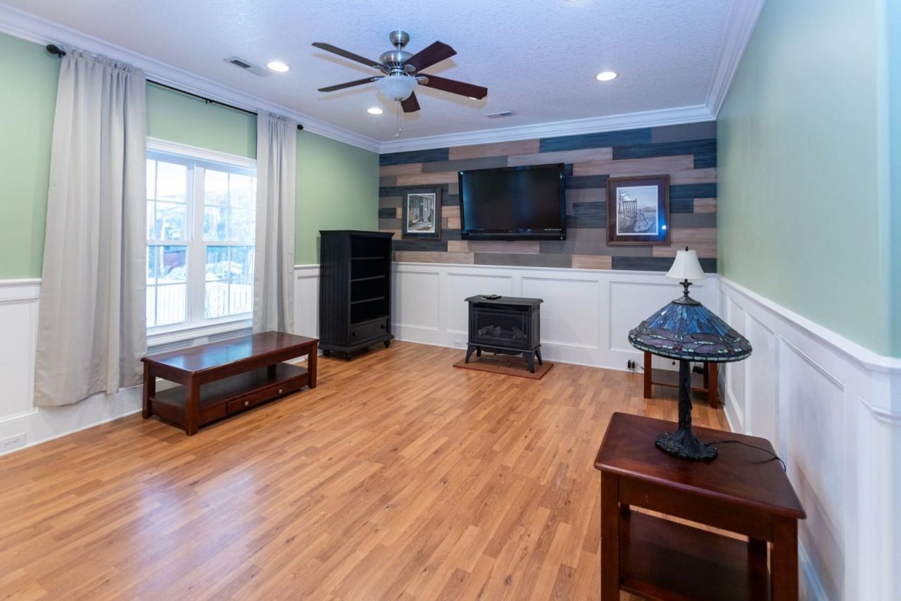 2750 Ole King St. Photo 5