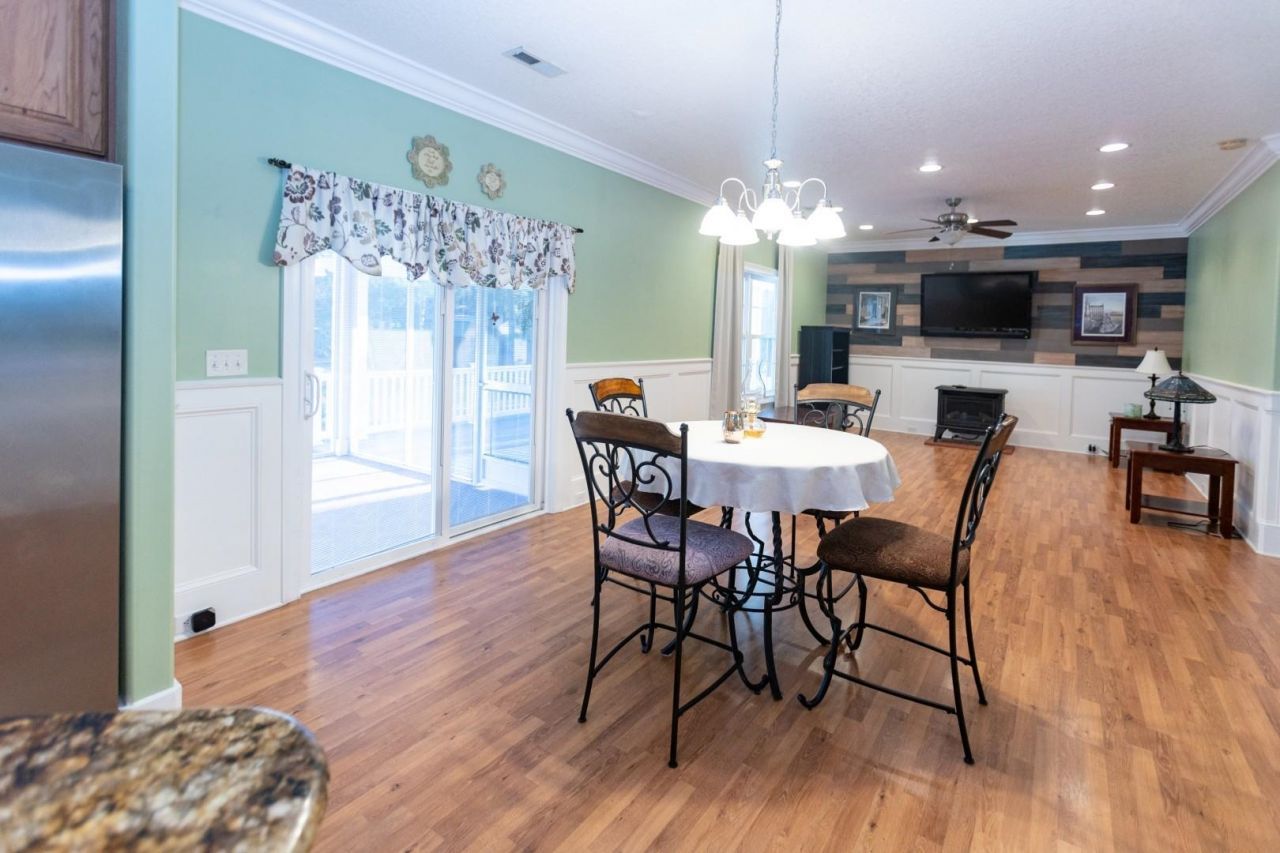 2750 Ole King St. Photo 6