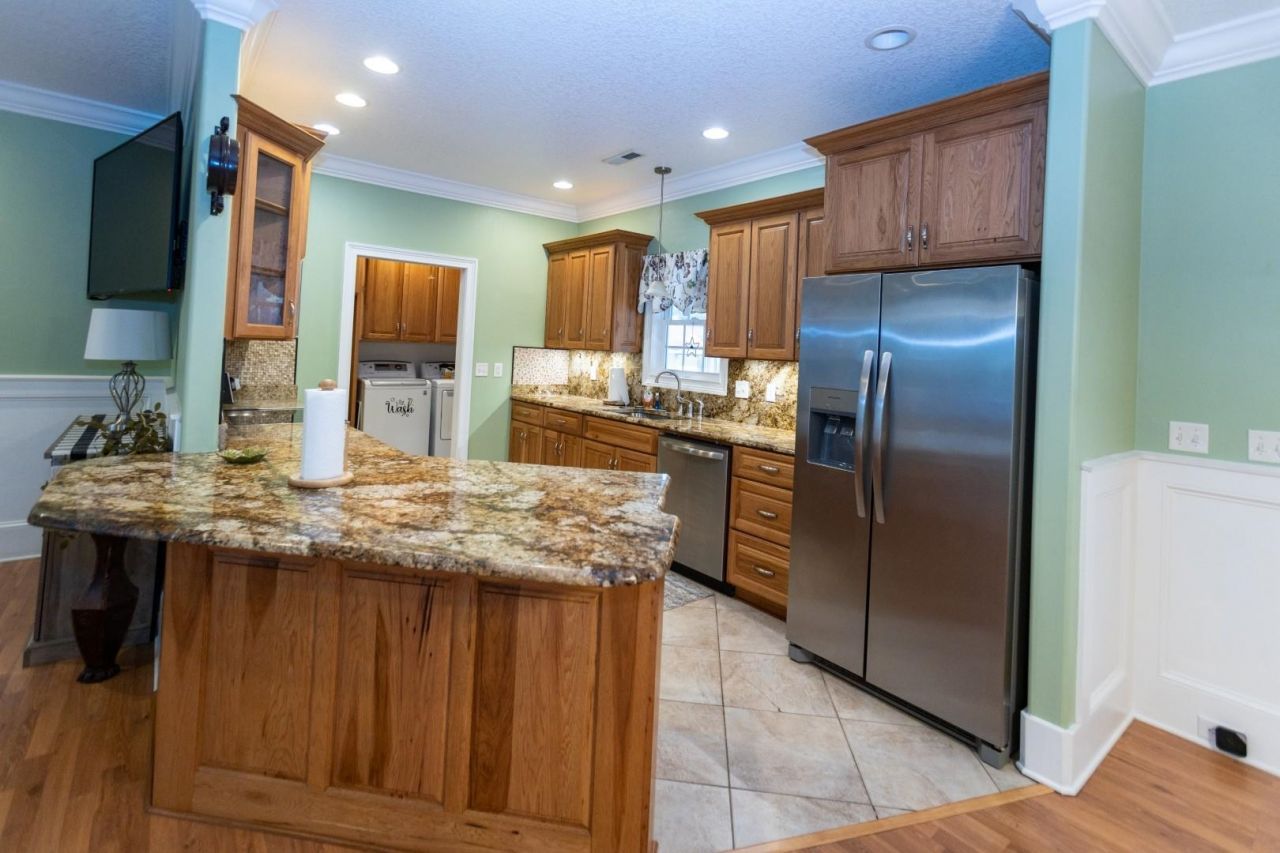 2750 Ole King St. Photo 7