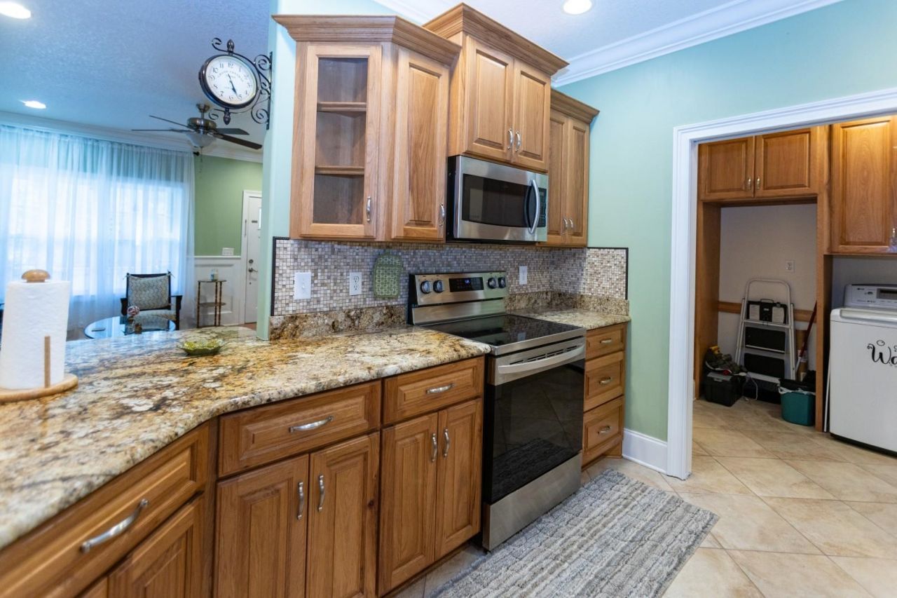 2750 Ole King St. Photo 8