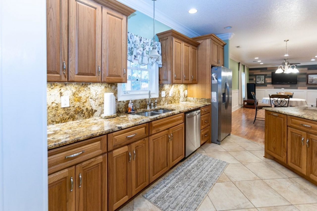 2750 Ole King St. Photo 9