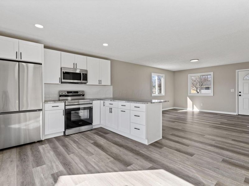 102 Redmond Road , Columbus, OH 43228 Photo 5