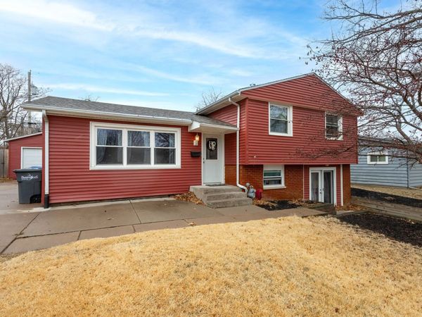 1446 Lakewood Drive, Bettendorf, IA 52722