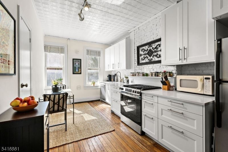 351 8th St, Jersey, NJ 07302 Main Photo