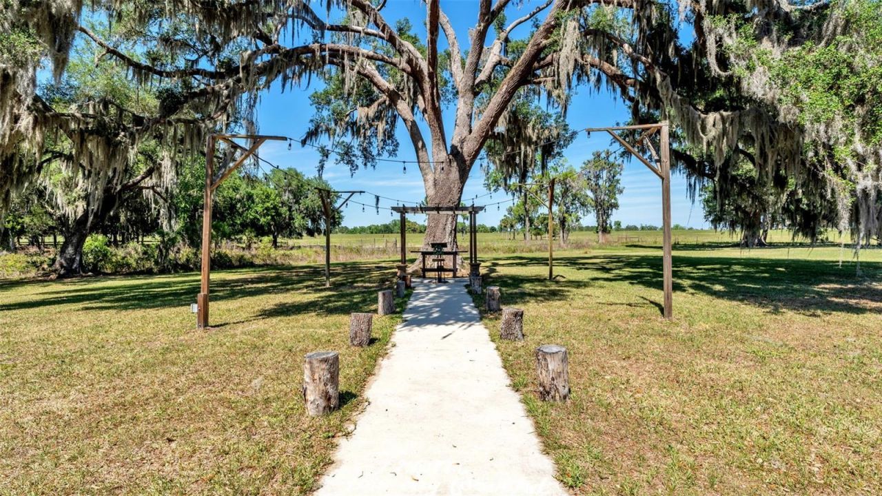 15300 Lake Iola Road, Dade City, FL 33523 Photo