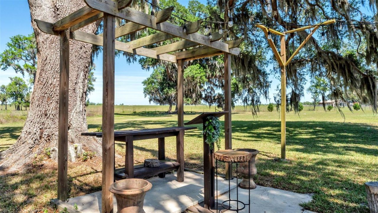 15300 Lake Iola Road, Dade City, FL 33523 Photo