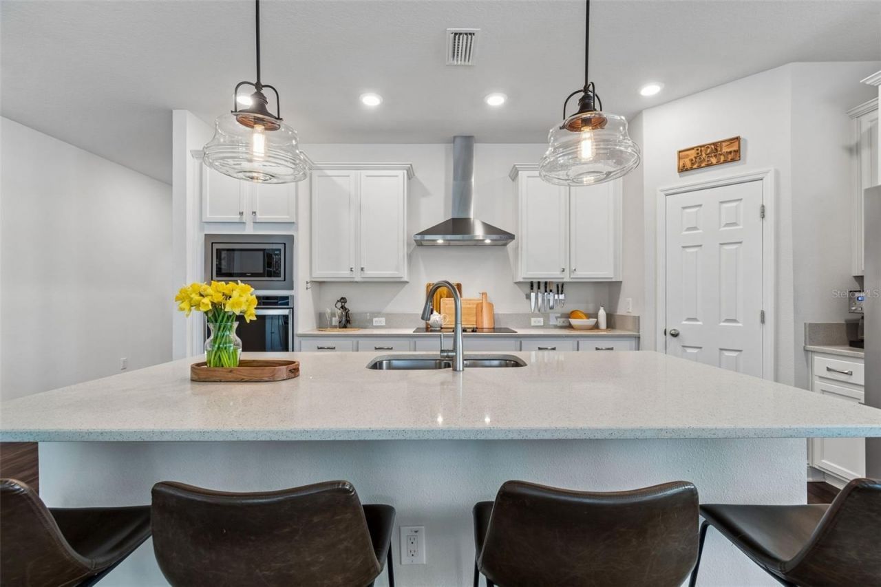 4910 Lakeshore Oaks Court, Tampa, FL 33624 Photo