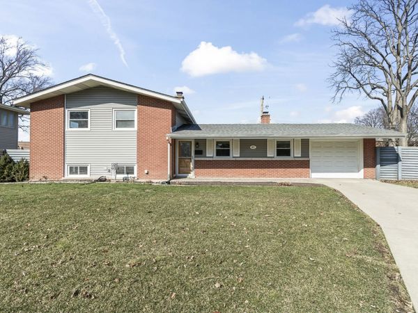 457 N Comfort Lane , Palatine, IL 60067