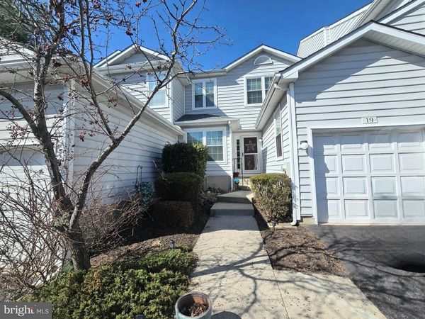 19 VICTORIA CIRCLE, COLLEGEVILLE, PA 19426