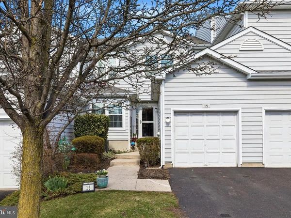19 VICTORIA CIRCLE, COLLEGEVILLE, PA 19426