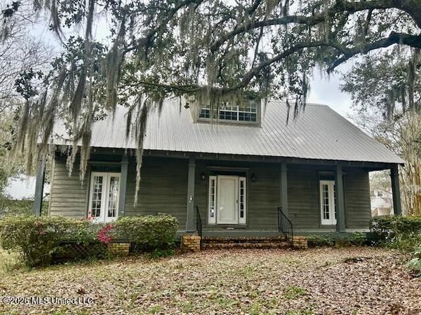 408 Oakwood Drive, Ocean Springs, MS 39564
