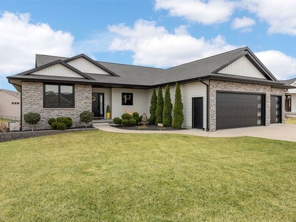 3025 Valley Court , Hiawatha, IA 52233