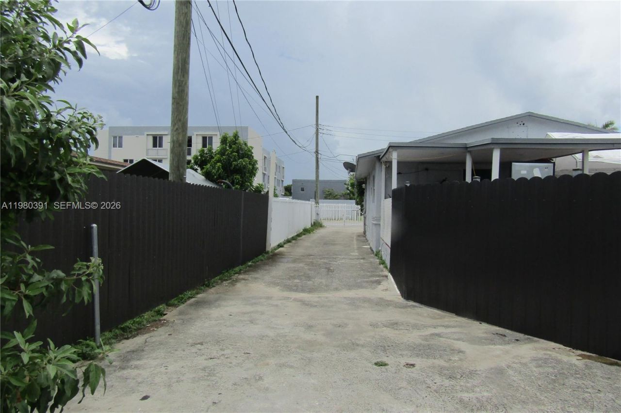 2223 NW 32nd St, Miami, FL 33142 Photo