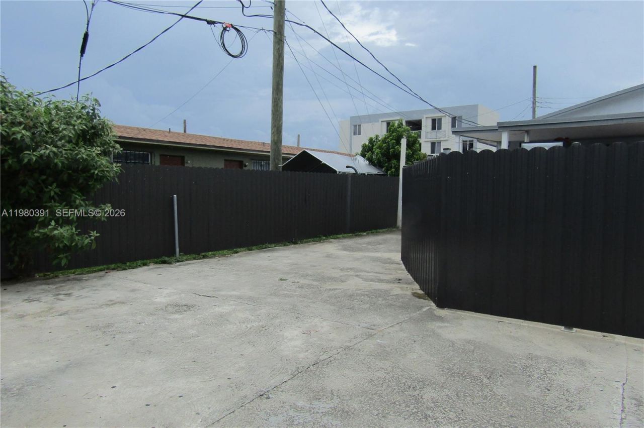 2223 NW 32nd St, Miami, FL 33142 Photo
