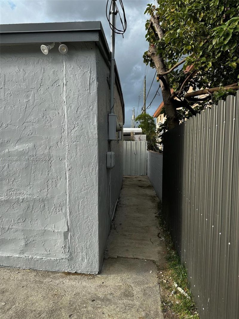 2223 NW 32nd St, Miami, FL 33142 Photo