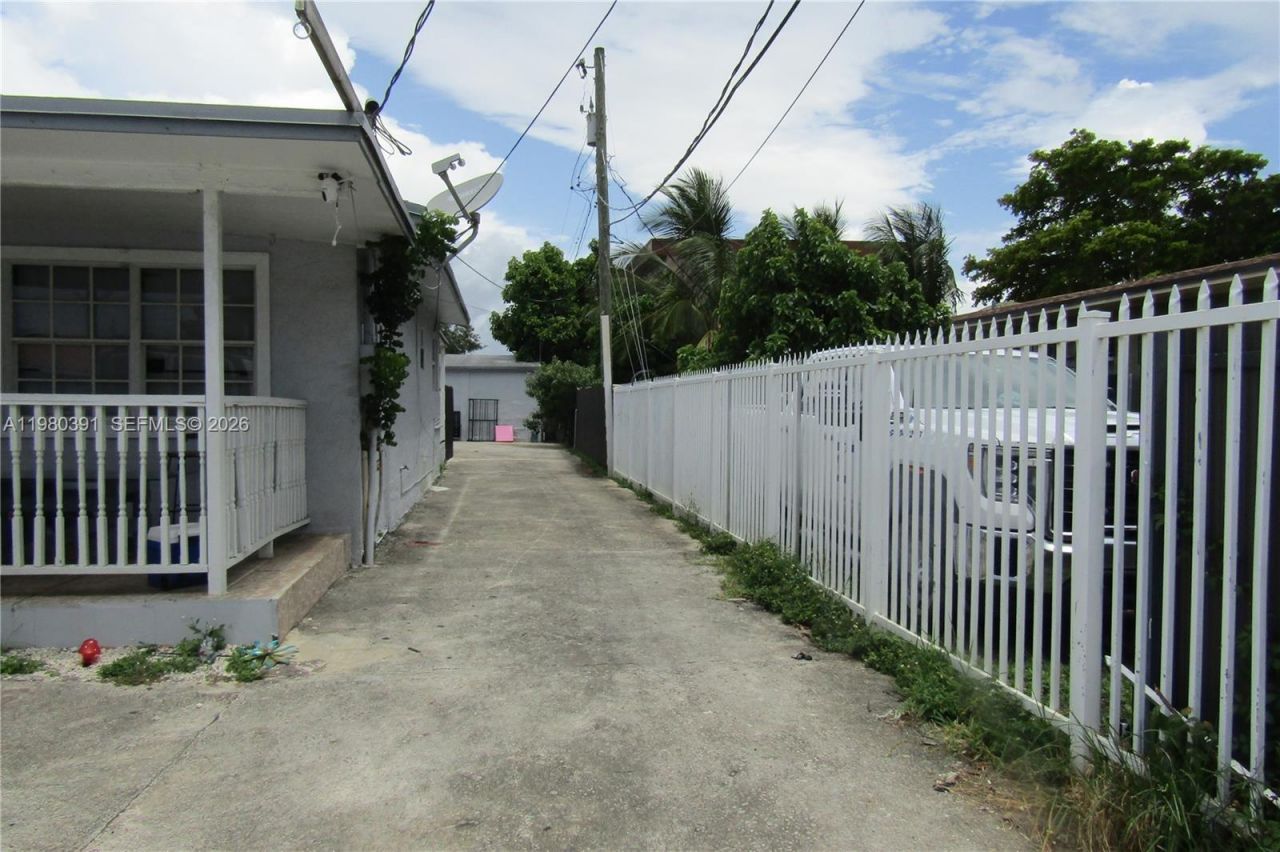 2223 NW 32nd St, Miami, FL 33142 Photo