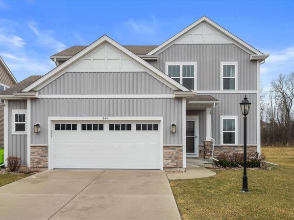 544 Wild Oak Rd, Hartland, WI 53029