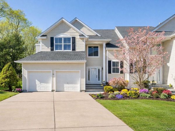 14 Vantage Court, Port Jefferson, NY 11777