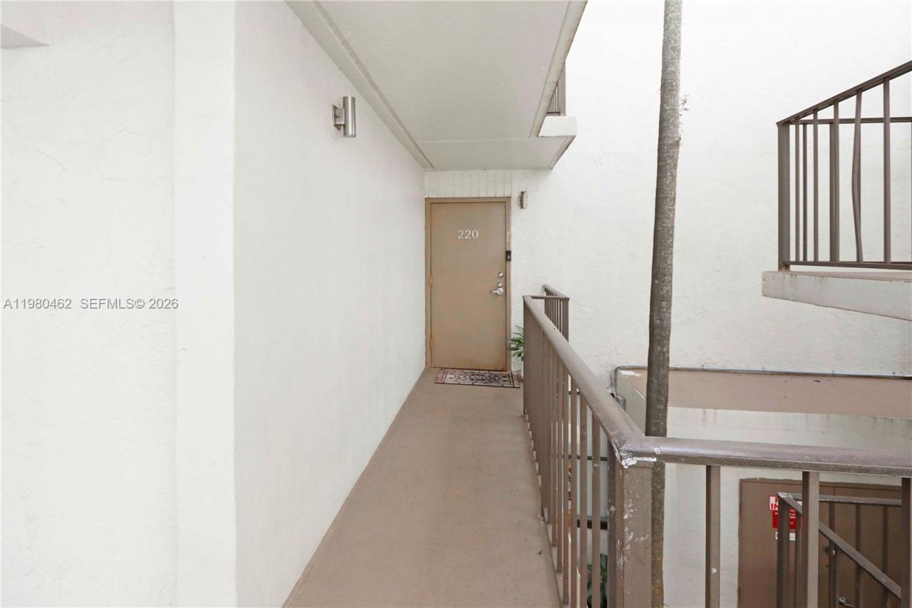 20381 NE 30th Ave, Unit 220, Aventura, FL 33180 Photo
