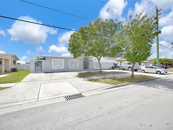 756 W 53rd St, Hialeah, FL 33012